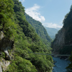 Taroko National Park (太魯閣國家公園) is modern man's nightmare--no cell signal, no wifi, no electricity...you even have to move your own damn feet over the bridges. Despite being extremely technologically advanced, Taiwan has yet to install moving walkways in their national parks.